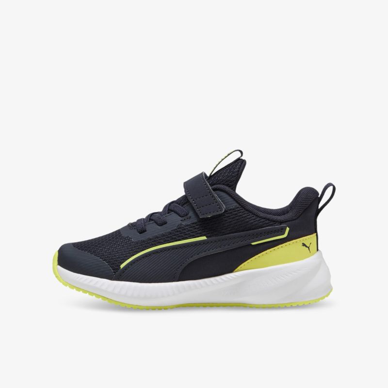 Leichter schwarzer Sneaker mit weißer Sohle und neonfarbener Akzentlinie in seitlicher Ansicht