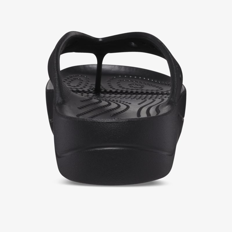 Schwarzer bequemer Sandale mit ergonomischer Sohle und rutschfester Struktur in Rückansicht