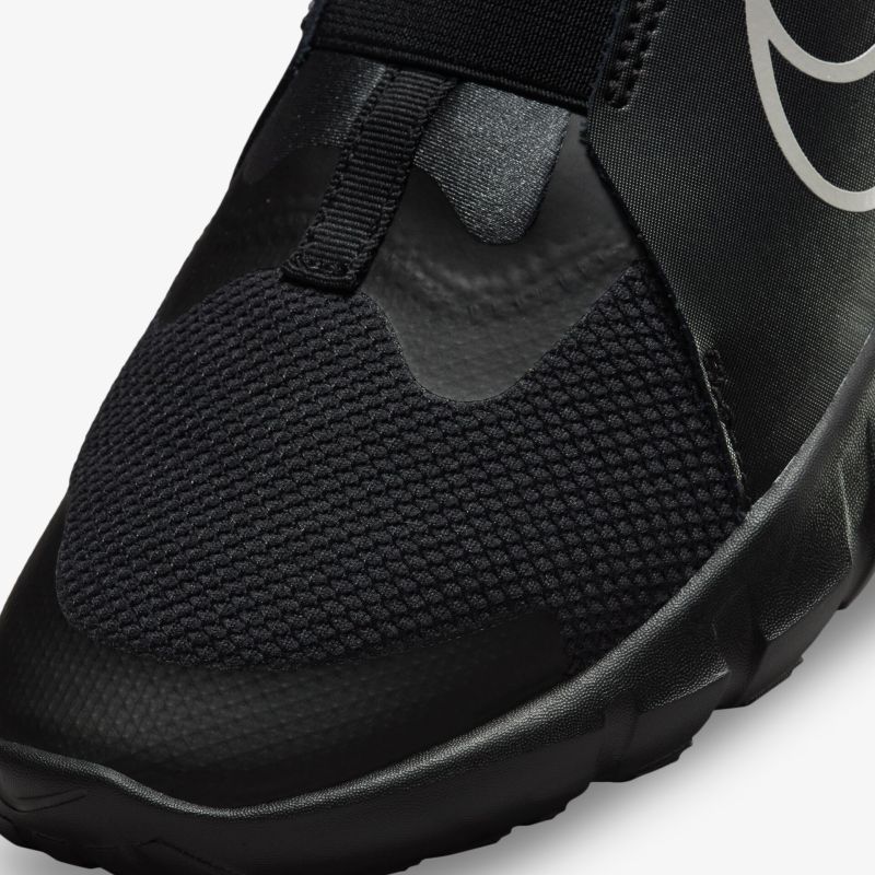 Leichter, atmungsaktiver Sportschuh in elegantem Schwarz für hervorragenden Komfort und Strapazierfähigkeit.