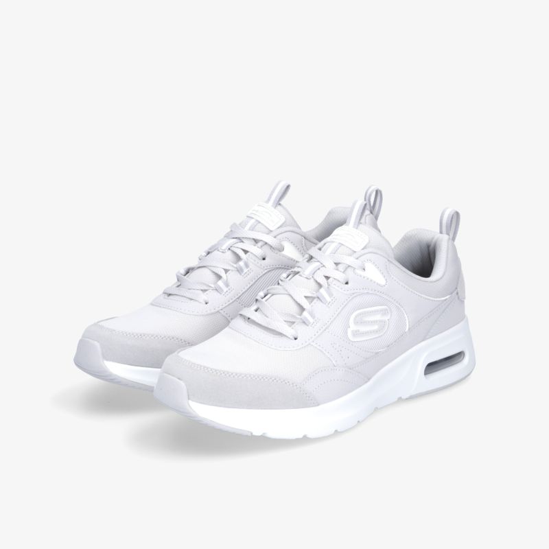 Weiße Sneakers mit Komfort-Polsterung und luftigem Design für optimalen Tragekomfort und Stil.