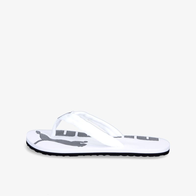 Weiße Flip-Flops mit schwarzem Logo und komfortabler Sohle für stilvolle Sommertage am Strand.