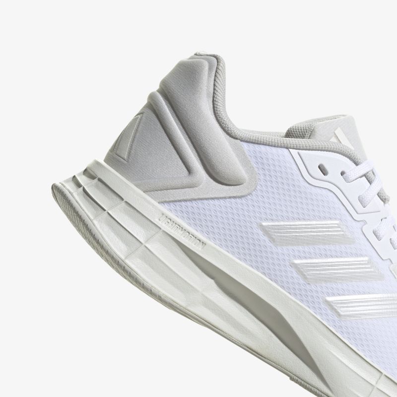 Moderner Sneaker mit bequemem Sitz, atmungsaktivem Material und dämpfender Sohle. Perfekt für Alltag und Sport.