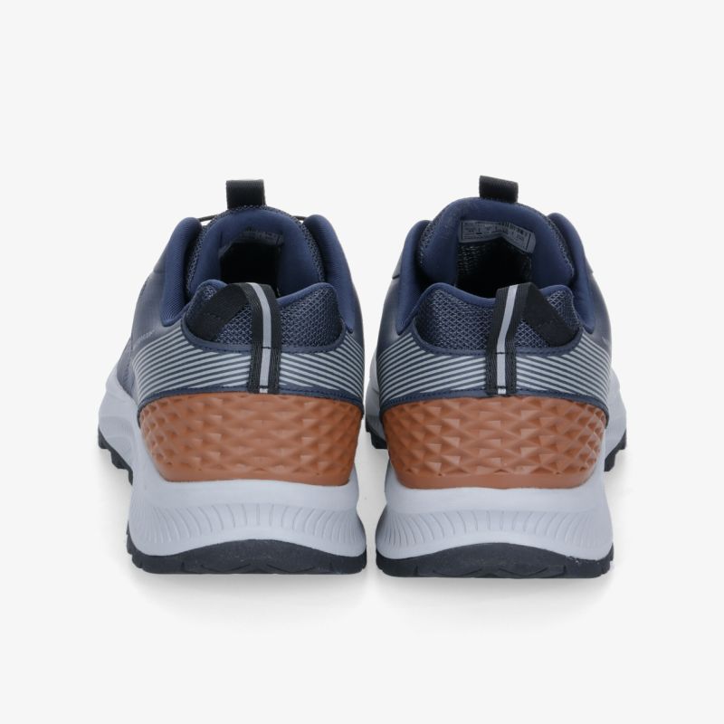 Moderne Sportschuhe in Blau und Braun mit rutschfester Sohle. Perfekt für sportliche Aktivitäten