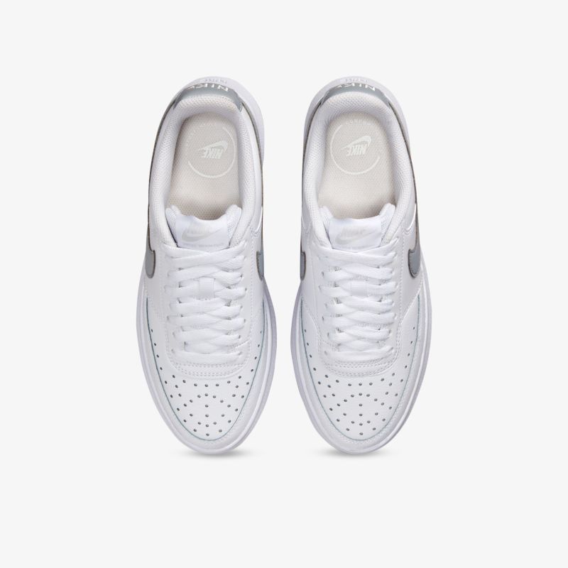 Stilvolle weiße Sneaker von oben mit modernen Details und atmungsaktivem Design für maximalen Komfort.