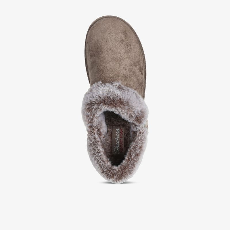 Stilvoller Slipper mit weichem Futter, perfekt für kalte Tage, bietet Komfort und Wärme.