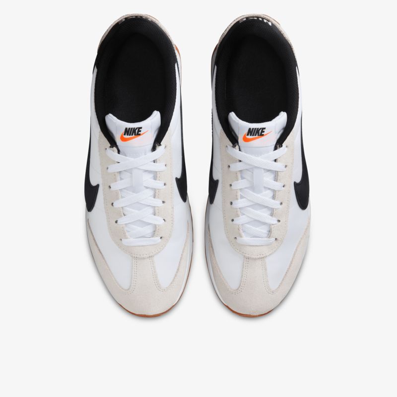 Weiße Sneaker mit schwarzen Details, sportlich und bequem, klassische Schnürung, Top-Down Ansicht von zwei Schuhen