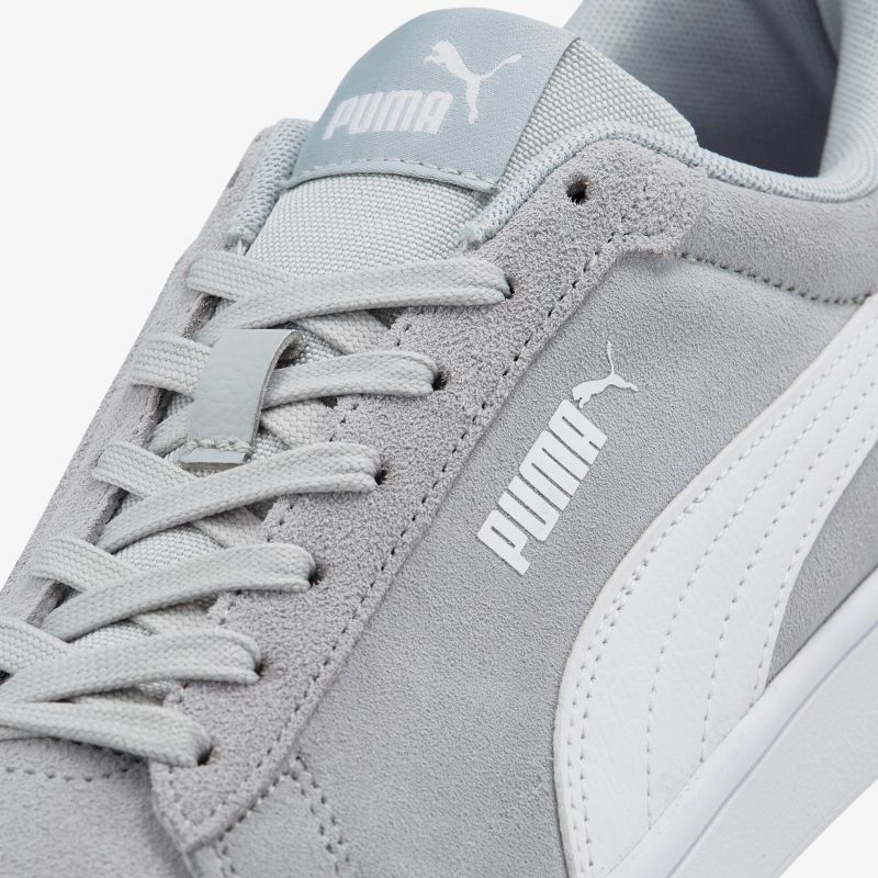 Grauer Puma Sneaker aus Wildleder mit markantem Logo und bequemem Design. Perfekt für stilvolle Freizeitlooks.