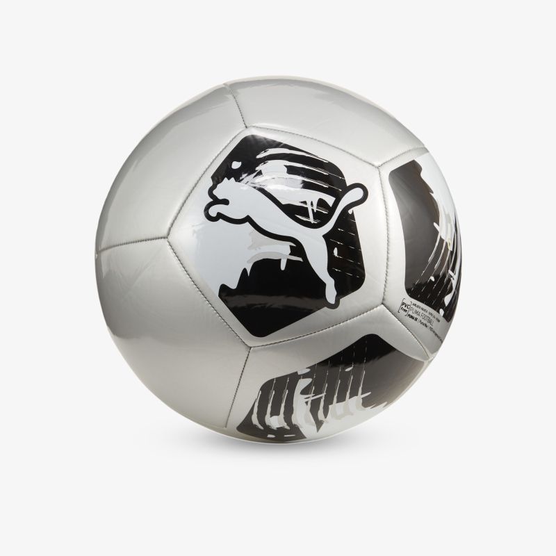 Silberner Puma Fußball mit schwarzem Logo und dynamischem Design, robuste Oberfläche für optimales Spielgefühl