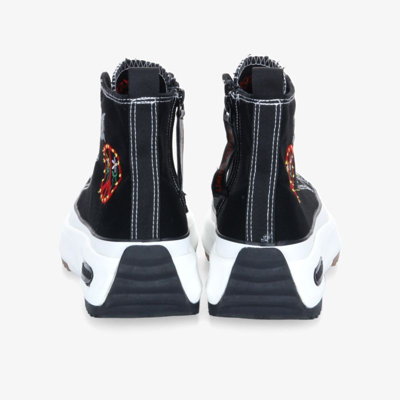 Trendige schwarze Sneaker mit auffälliger Stickerei und kontrastierenden Sohlen für ultimativen Komfort.