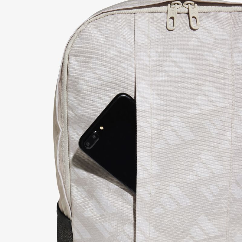 Nahaufnahme eines Rucksacks mit geöffnetem Reißverschluss und sichtbar verstärktem Material