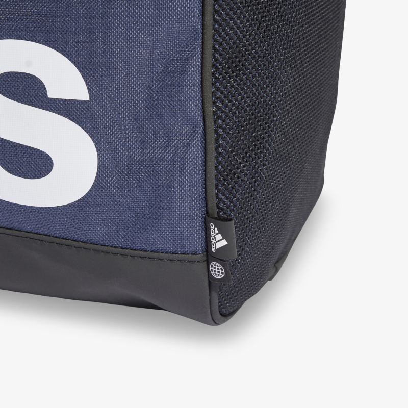 Robuste blaue Sporttasche mit modernem Design und vielseitiger Nutzbarkeit.