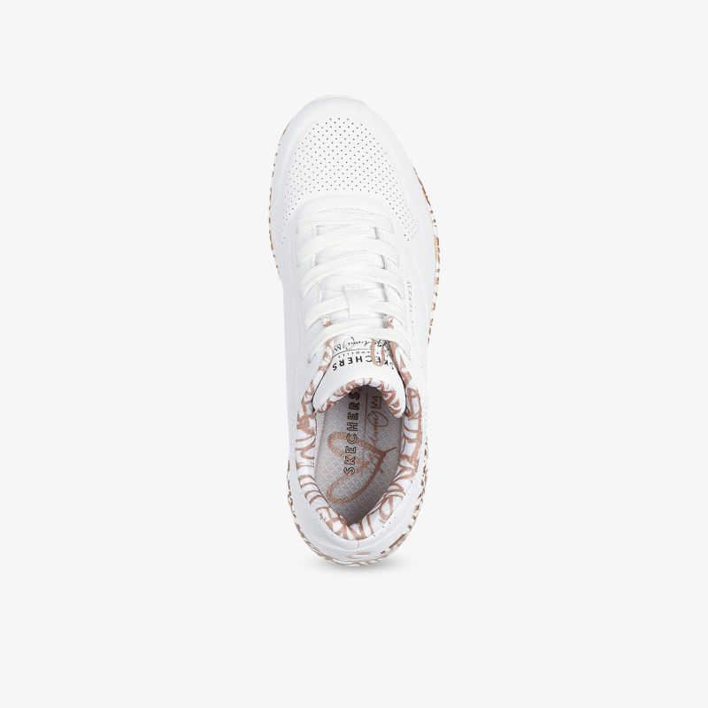 Weißer Sportschuh mit atmungsaktivem Material und gepolstertem Kragen, flexible Sohle, bequeme Schnürung