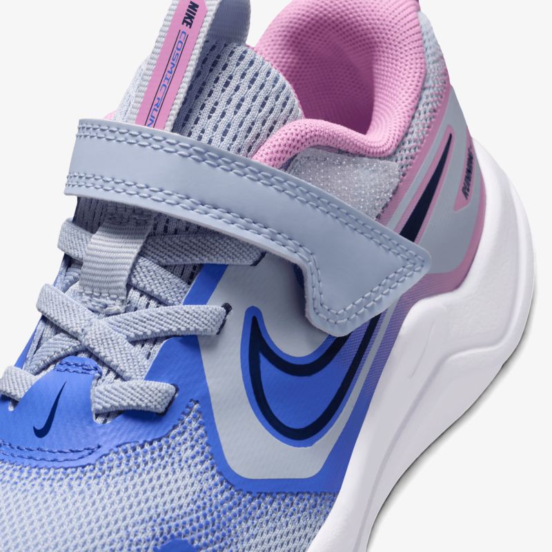 Moderner Sneaker in Blau und Rosa mit atmungsaktivem Material und robuster Sohle.