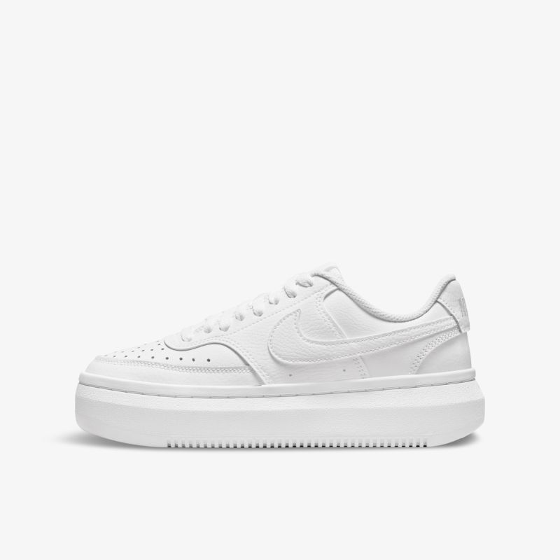 Moderner weißer Sneaker mit schlichter Silhouette und komfortabler Passform.