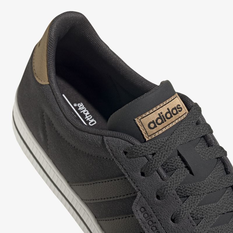 Moderner Adidas Sneaker in Schwarz mit subtilen braunen Details und bequemem Tragekomfort.