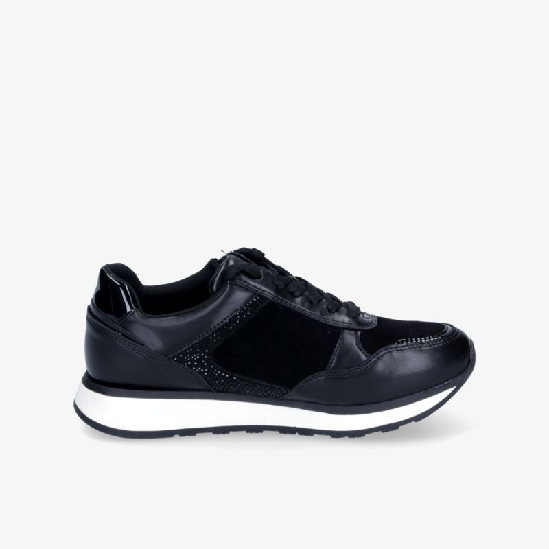 Moderner schwarzer Sportschuh, bequem mit flexibler Sohle und rutschfestem Profil, seitliche Ansicht