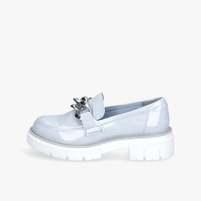 Eleganter Loafer aus Lackleder mit Kettenverzierung und bequemer, robuster Sohle in modernem Design.