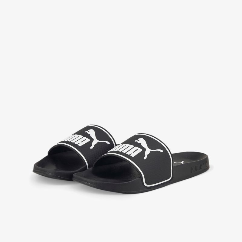 Schwarze Slipper mit weißem Logo, ideal für Freizeit und Sommer, bieten Komfort und rutschfeste Sohle.