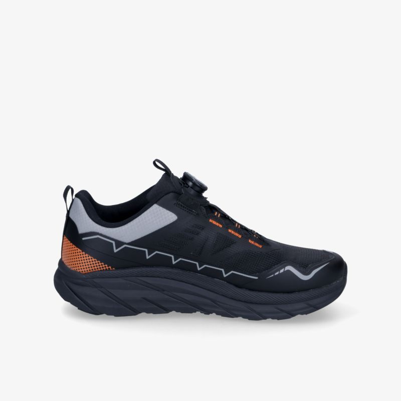 Leichter Sportschuh in Schwarz mit orangefarbenen Akzenten, komfortable Dämpfung und flexible Sohle, seitliche Ansicht