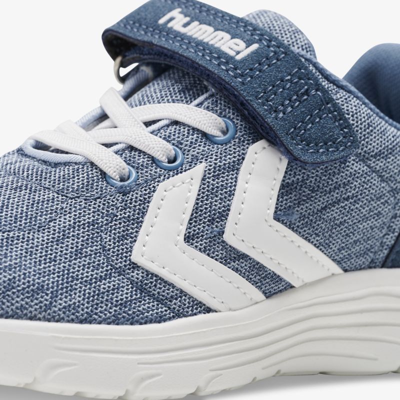 Moderner blauer Sneaker mit Klettverschluss und weißer Sohle für optimalen Tragekomfort und Stil.