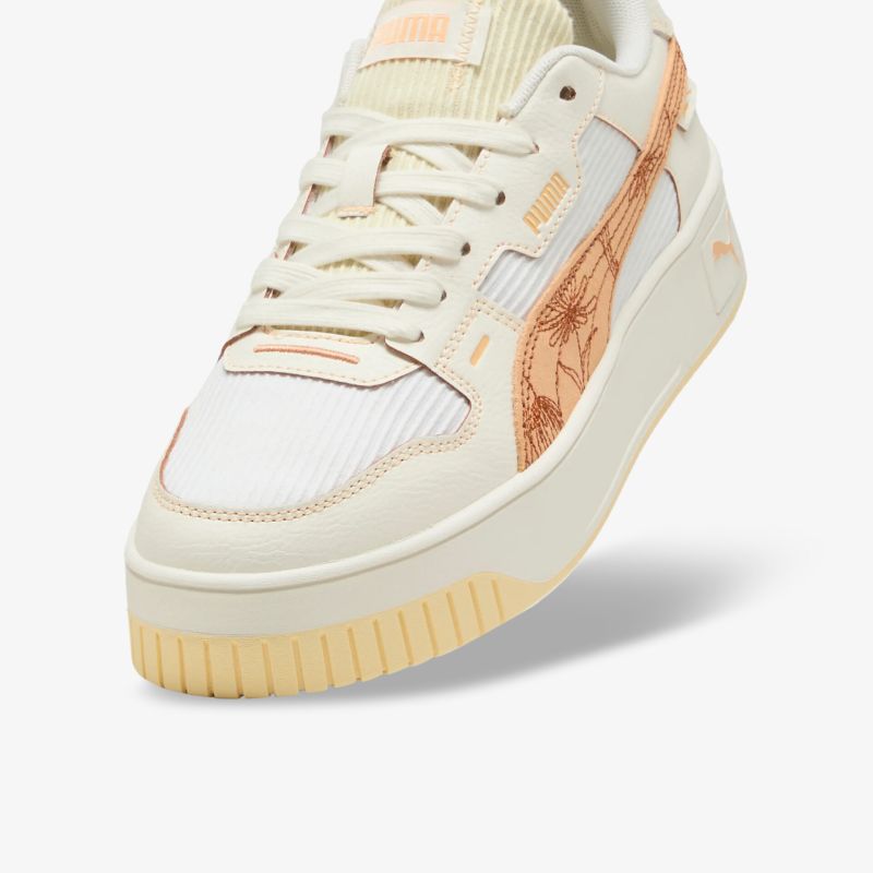 sportlicher cremefarbener Sneaker mit stabiler Sohle und atmungsaktivem Material in schräger Vorderansicht