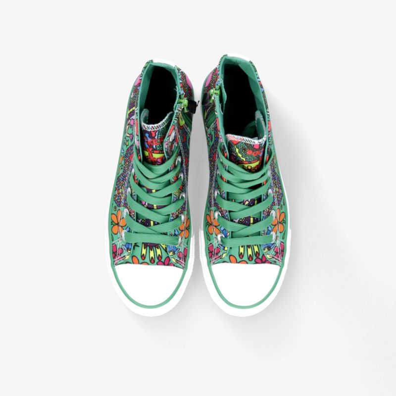 Bunte, hochgeschnittene Sneaker mit grünem Muster und Schnürsenkeln. Stilvolles, auffälliges Design für urbanen Look.