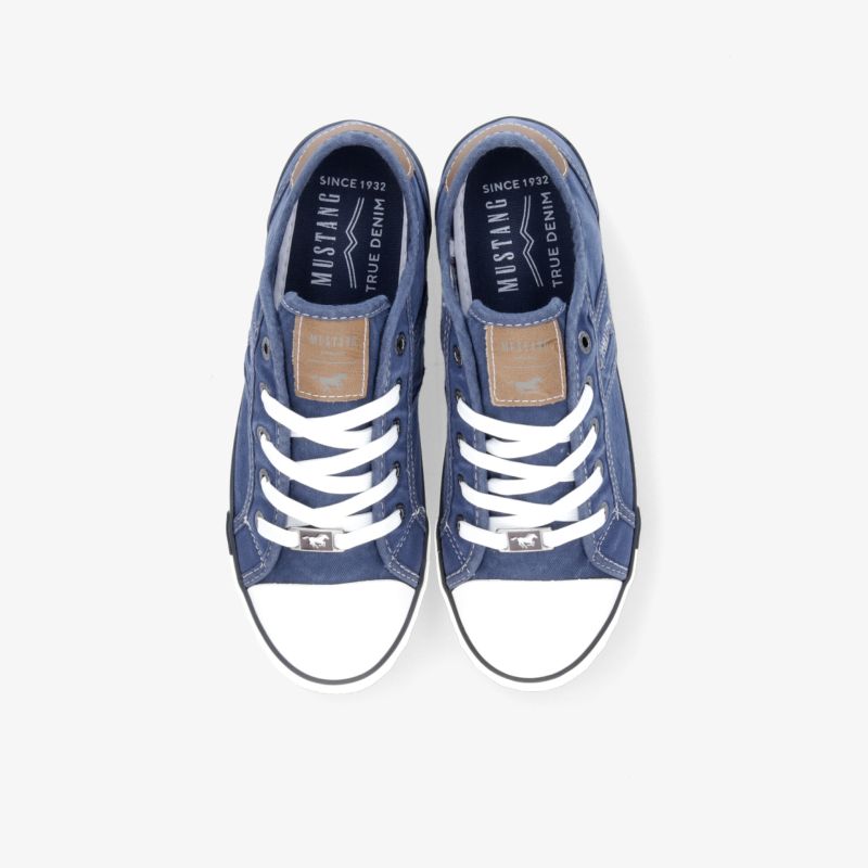 Blaue Sneakers mit weißen Schnürsenkeln und modischem Design für einen lässigen Look.