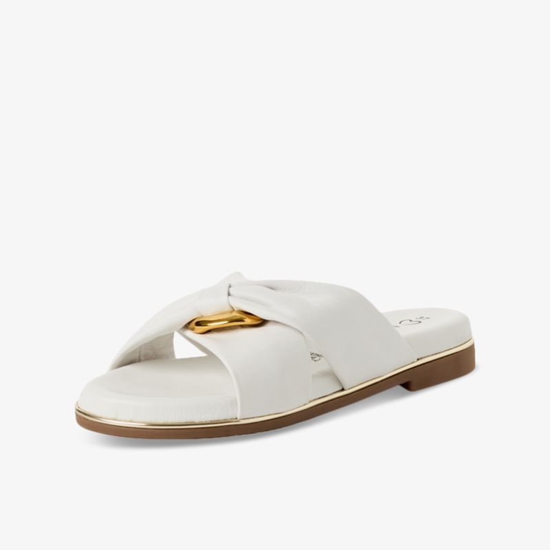 Weißer flacher Schuh mit breitem Riemen und dekorativer goldener Schnalle, stilvoll und bequem