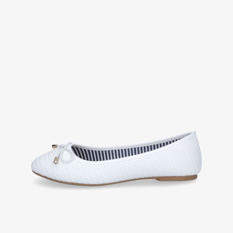 Weißer eleganter Ballerina mit flacher Sohle und dekorativer Schleife in klarer Seitenansicht