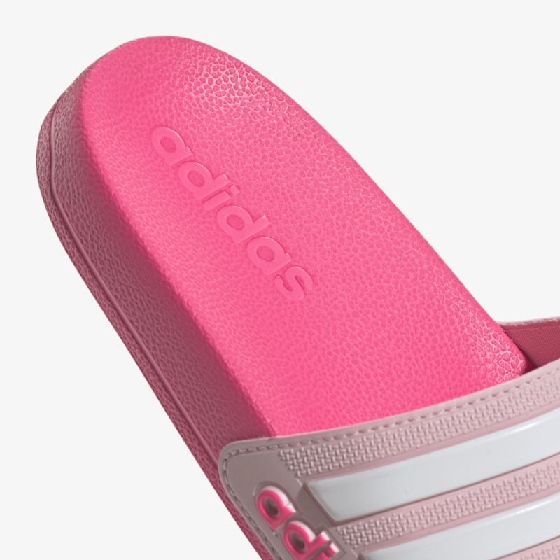 Rote Adidas-Sandale mit bequemer Passform und stilvollem Design, ideal für vielseitige Nutzung.