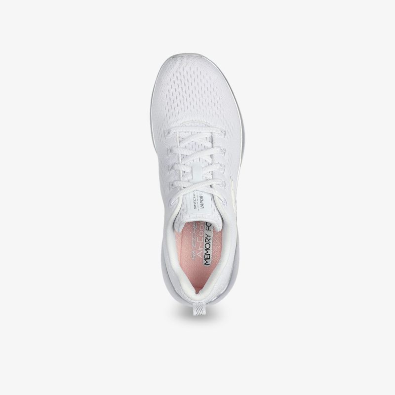 Weißer Sneaker mit atmungsaktivem Obermaterial und komfortabler Passform, Draufsicht auf das Modell