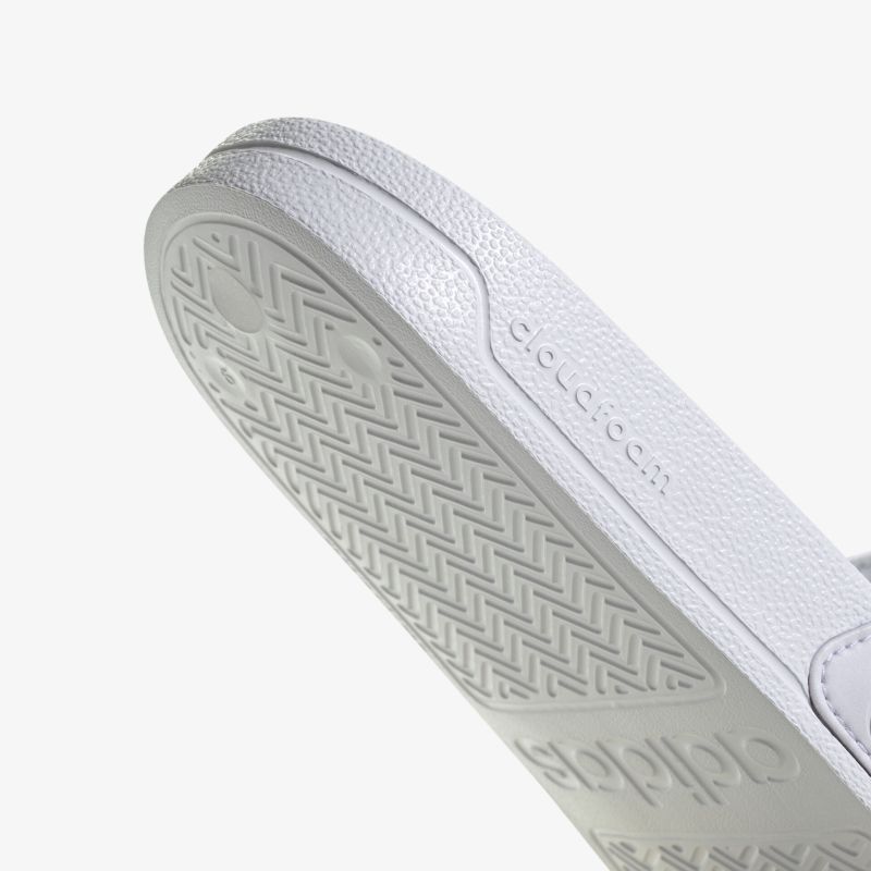 Detailansicht einer rutschfesten und langlebigen Sohle mit klassischem Design und hochwertigen Materialien.