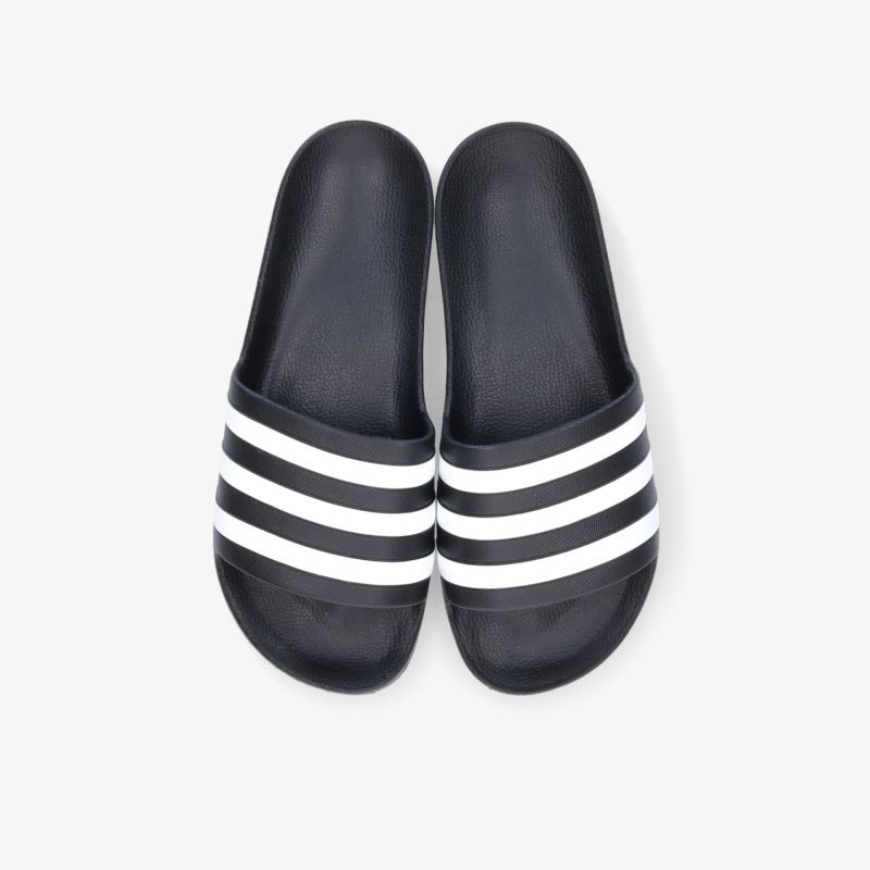 Klassische schwarze Badeschlappen mit weißen Streifen, ideal für Komfort und Stil im Sommer.