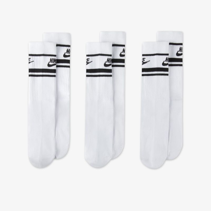 Klassische weiße Sportsocken mit schwarzem Logo und Streifen für optimalen Tragekomfort und sportlichen Stil.