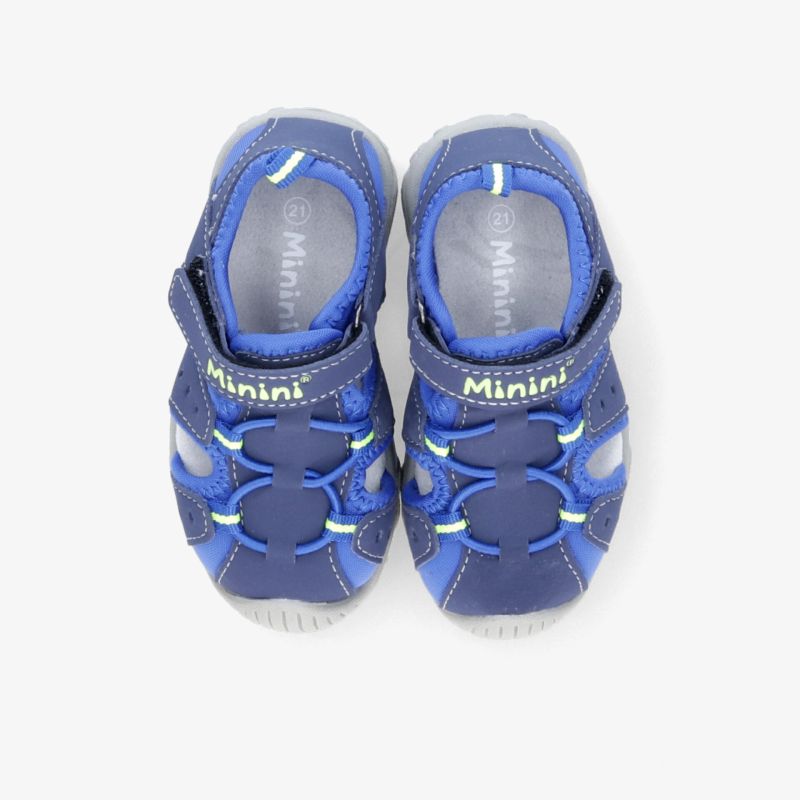 Blaues Kindersandalen-Paar mit verstellbaren Klettverschlüssen, flexiblem Material und rutschfester Sohle