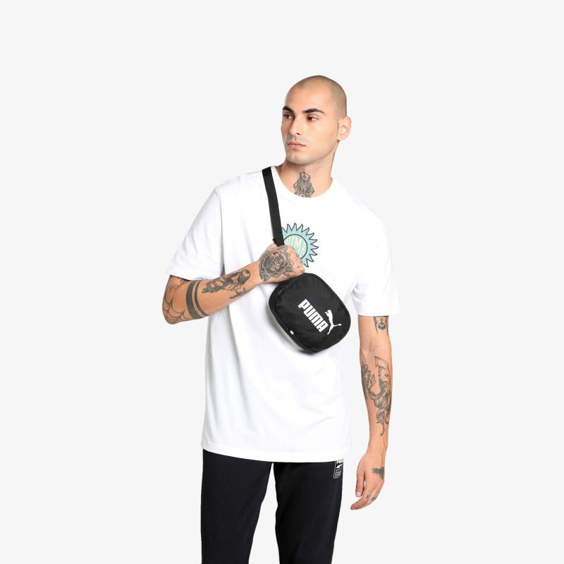 Stilvolle schwarze Schultertasche mit prominentem Logo, ideal für den täglichen Gebrauch.