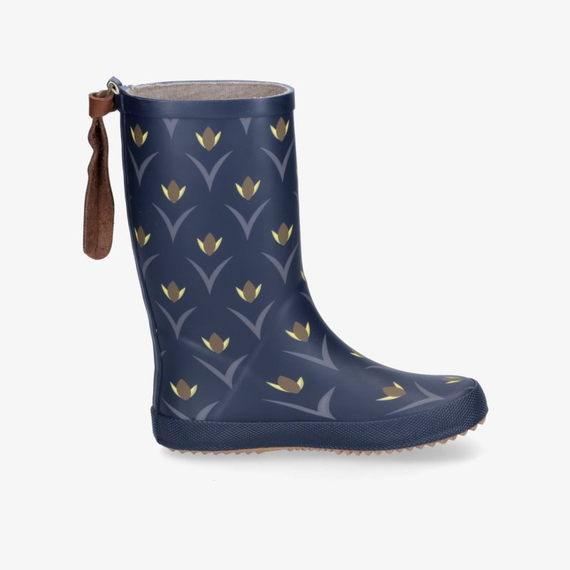 Elegante blaue Gummistiefel mit Blumenmuster und rutschfester Sohle, ideal für regnerische Tage.