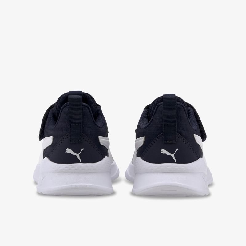 Elegante schwarze Turnschuhe mit weißer Sohle, perfekt für sportliche Aktivitäten und gemütliche Freizeitstunden.