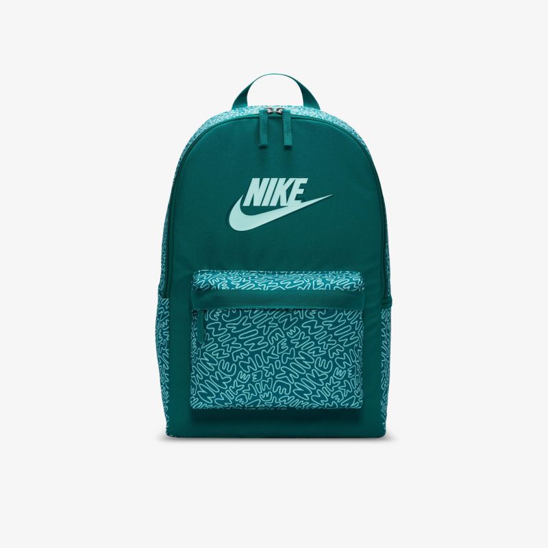 Stylischer türkisfarbener Nike Rucksack mit markantem Logo und praktischem Design für den Alltag.