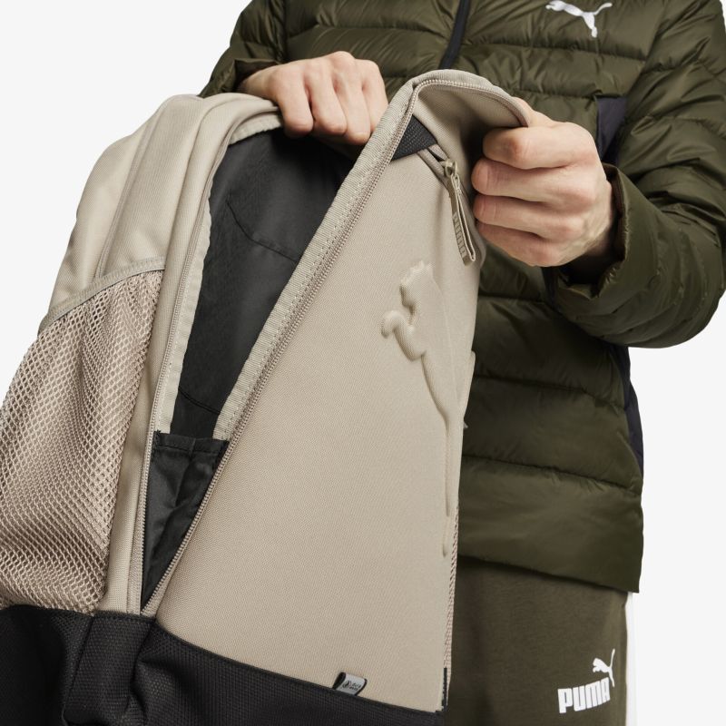 Detailaufnahme eines robusten Rucksacks mit praktischem Reißverschluss und komfortablem Tragegriff in modernem Design