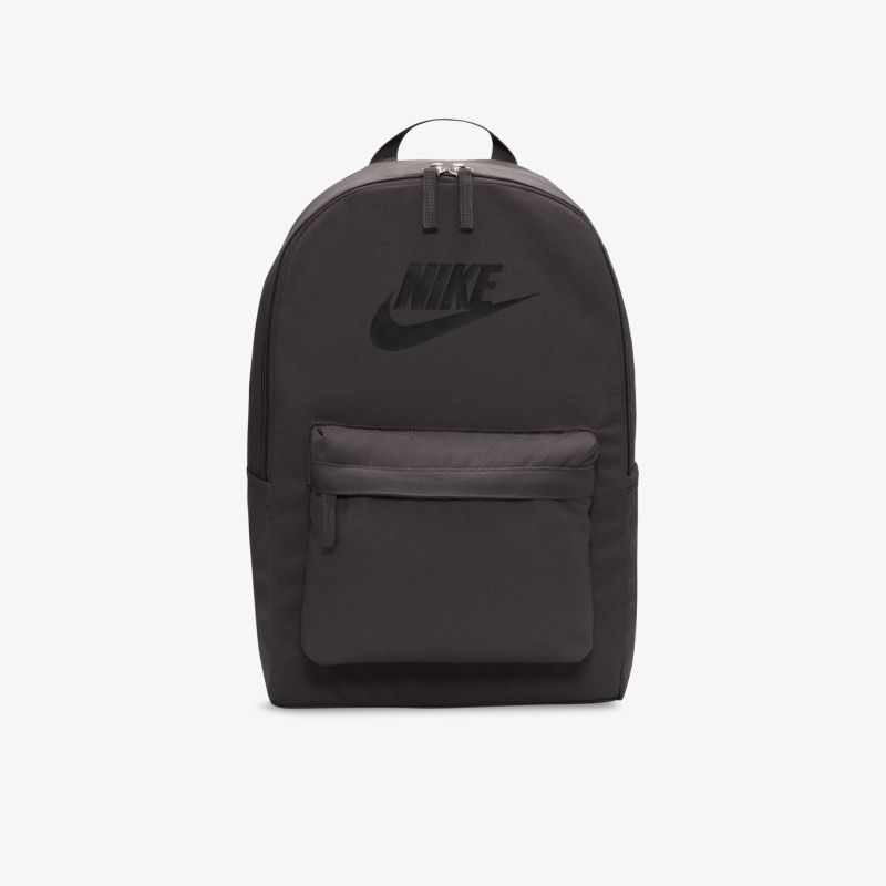 Moderner schwarzer Rucksack mit großem Hauptfach und Fronttasche, ideal für Alltag und Reisen.