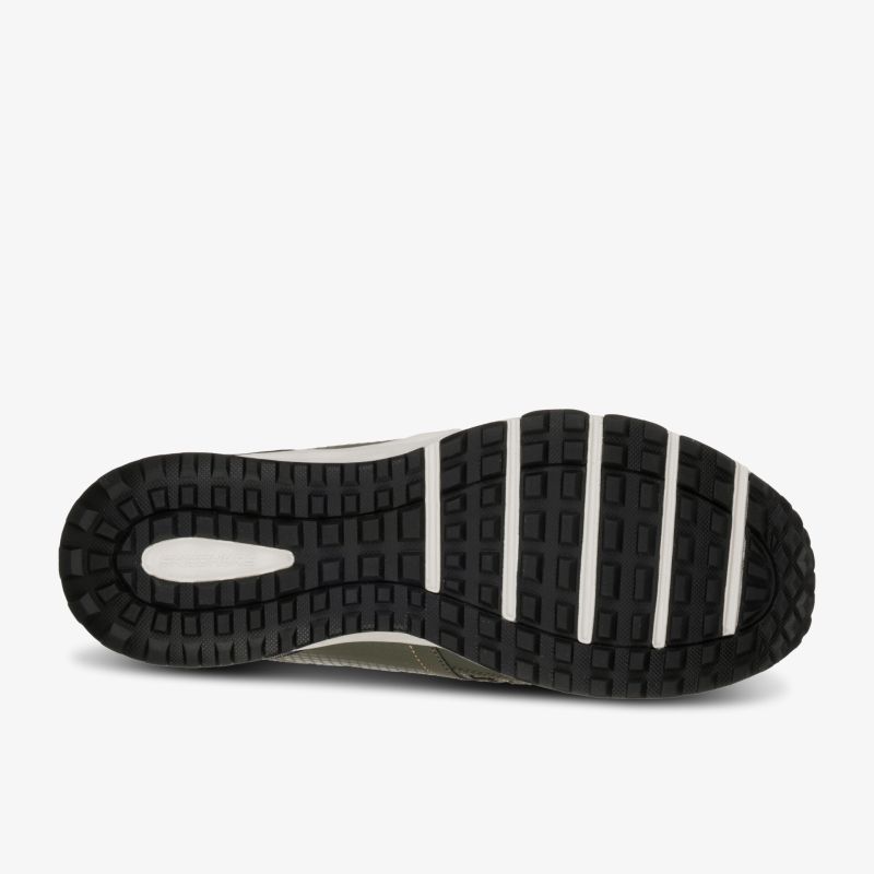 Rutschfeste, robuste Sohle mit langlebigem Profil für optimalen Halt und Stabilität.