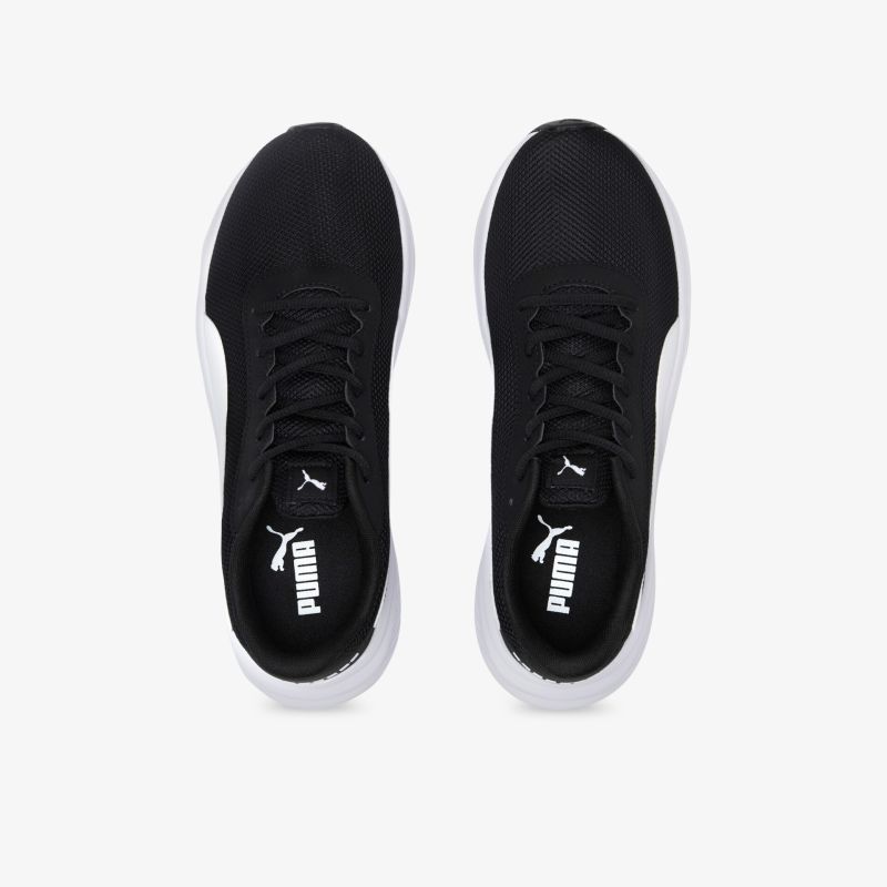 Moderne schwarze Sportschuhe mit weißer Sohle und atmungsaktivem Design für optimalen Tragekomfort.