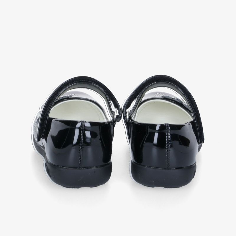 Glänzende Lackschuhe in klassischem Schwarz, ideale Wahl für formelle Anlässe mit eleganter Ausstrahlung.
