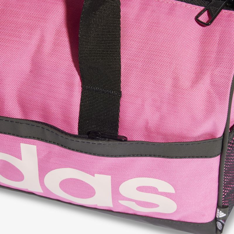 Robuste pinke Sporttasche mit großzügigem Stauraum und auffälligem Logo-Design.