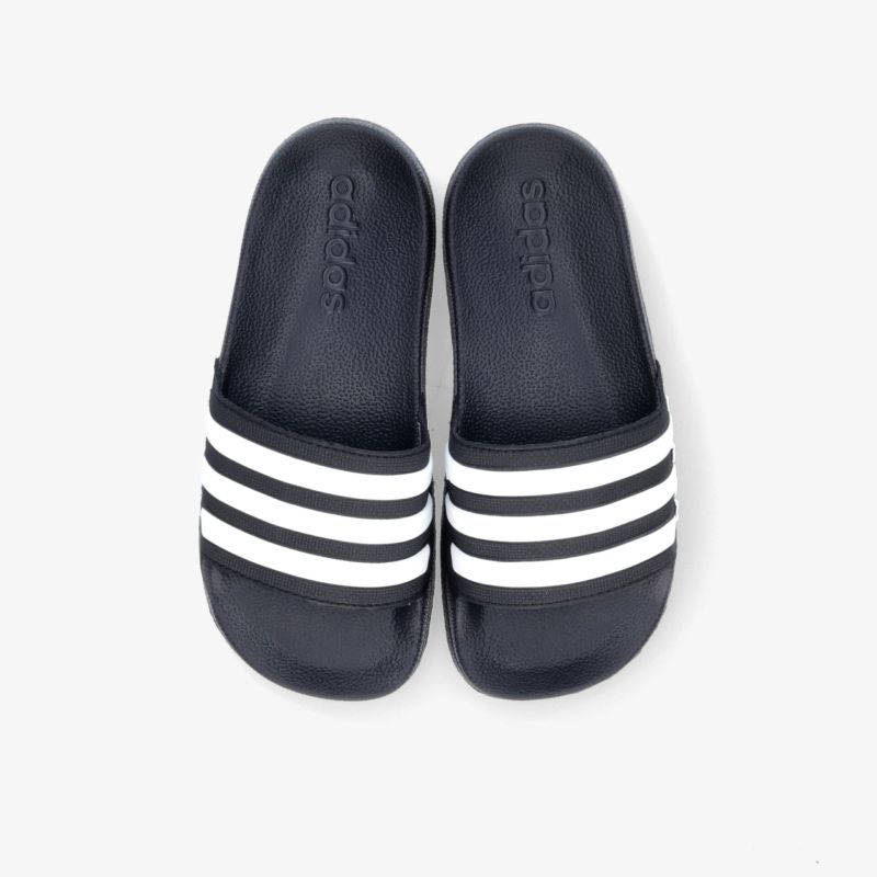 Klassische blaue Slipper mit weißen Streifen, ideal für Komfort und Stil im Alltag.