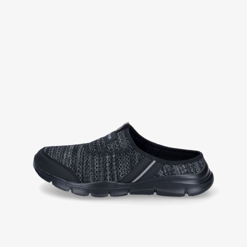 Leichter, flexibler Sportschuh in Schwarz mit atmungsaktivem Material und rutschfester Sohle seitlich sichtbar