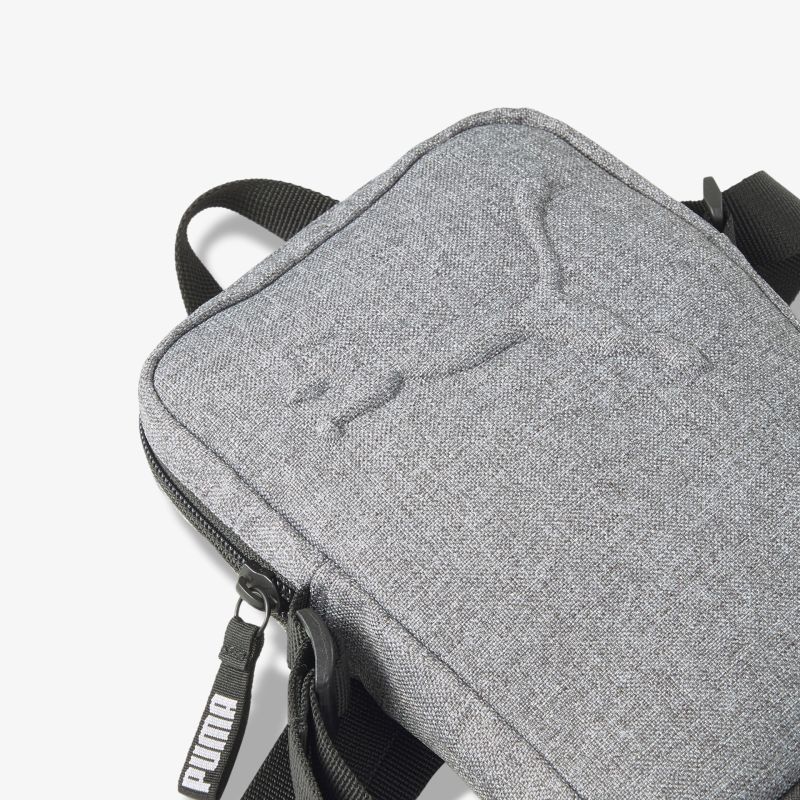 Grauer Rucksack mit Markenlogo, kompakt und stilvoll für vielseitigen Gebrauch.