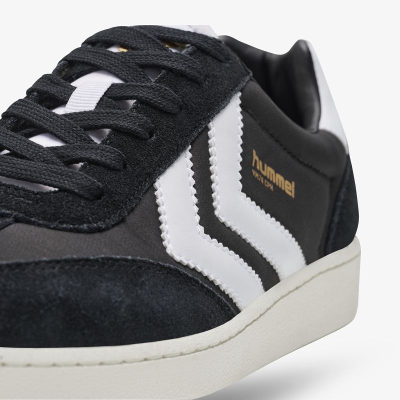 Bequemer, stilvoller Sneaker mit schwarz-weißem Design und rutschfester Sohle für optimalen Halt und Tragekomfort.