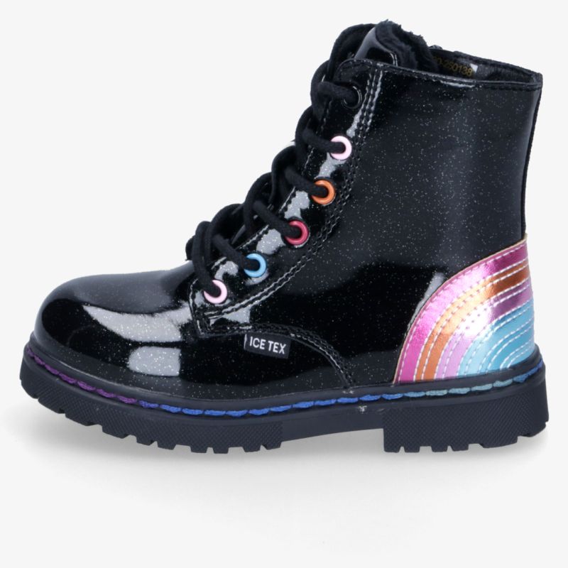 Schwarzer glänzender Lackstiefel mit robuster Sohle und farbigen Akzenten an Schnürung und Ferse, seitliche Ansicht